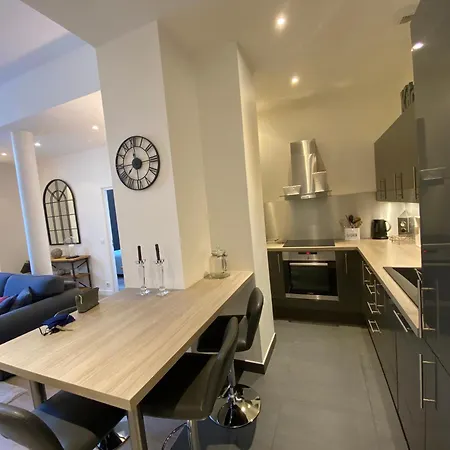 Grand Chateau De Apartment *